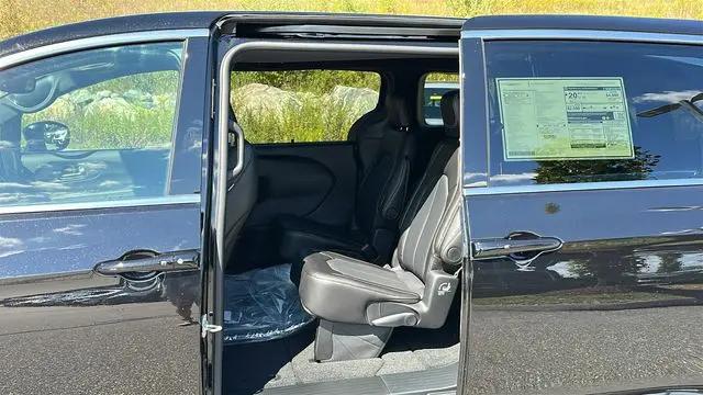 2026 Chrysler Pacifica Select AWD