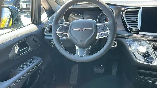 2026 Chrysler Pacifica Select AWD