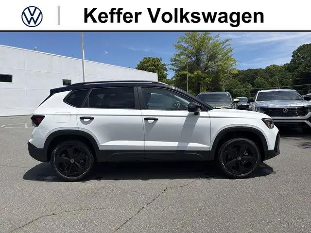2026 Volkswagen Taos SE Black