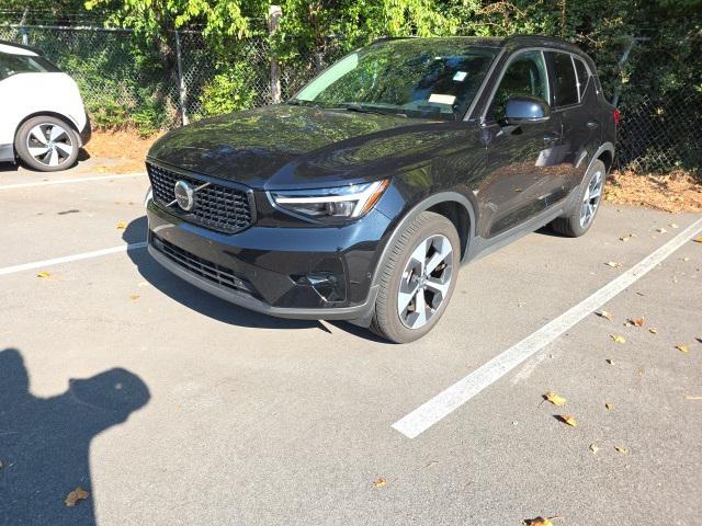 2025 Volvo XC40 B5 Plus Dark Theme