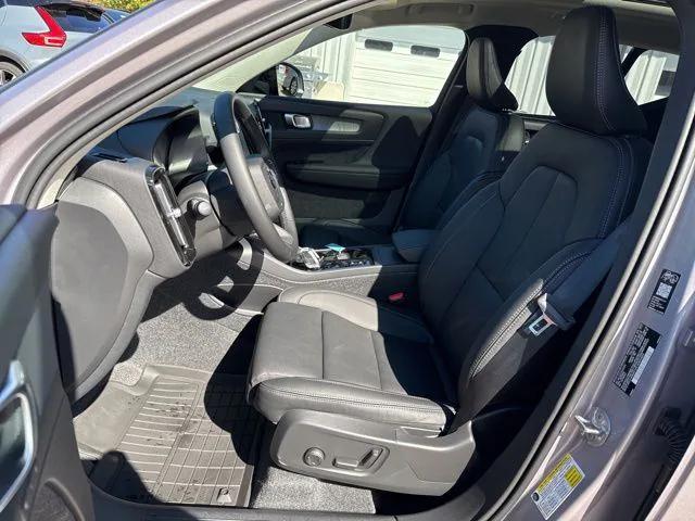 2026 Volvo XC40 Plus, B5 AWD Gas mild hybrid, Dark