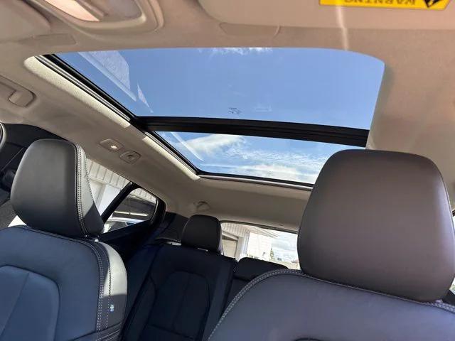 2026 Volvo XC40 Plus, B5 AWD Gas mild hybrid, Dark