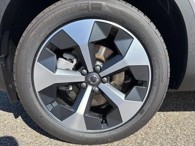 2026 Volvo XC40 Plus, B5 AWD Gas mild hybrid, Dark