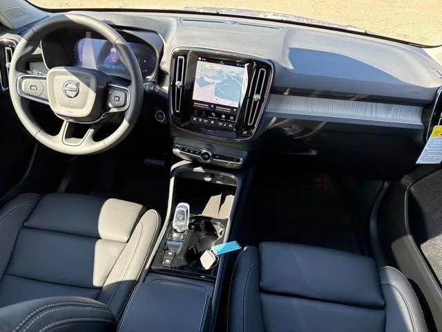 2026 Volvo XC40 Plus, B5 AWD Gas mild hybrid, Dark