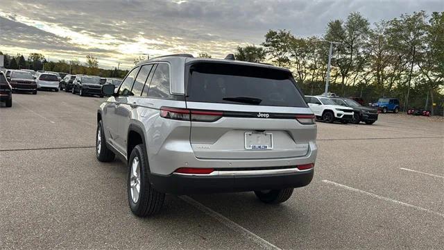 2025 Jeep Grand Cherokee GRAND CHEROKEE LAREDO X 4X4