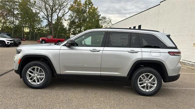 2025 Jeep Grand Cherokee GRAND CHEROKEE LAREDO X 4X4