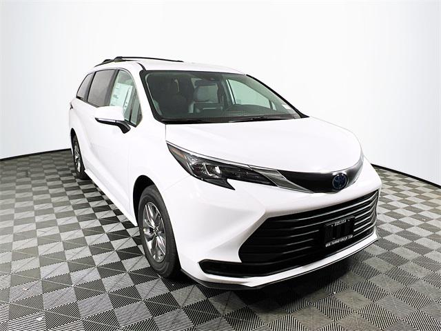 2025 Toyota Sienna LE for sale in Selma, CA