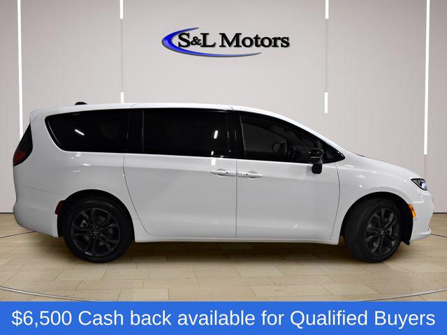 2026 Chrysler Pacifica Select AWD