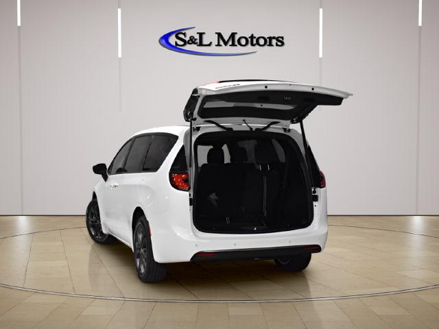 2026 Chrysler Pacifica Select AWD