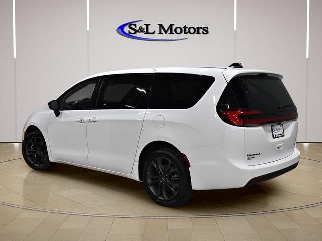 2026 Chrysler Pacifica Select AWD