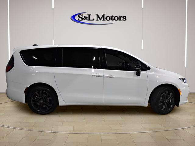 2026 Chrysler Pacifica Select AWD