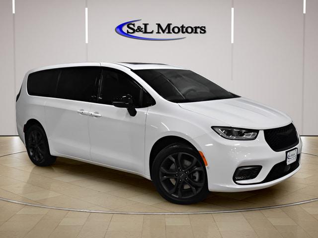 2026 Chrysler Pacifica Select AWD