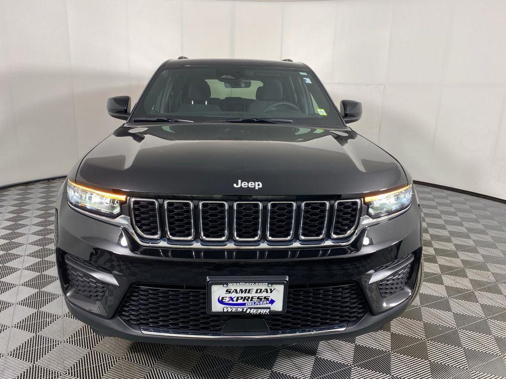 New 2025 Diamond Black Crystal Pearl-Coat Exterior Paint Jeep Laredo X image 2