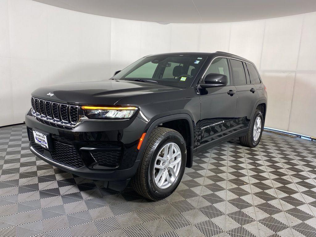 New 2025 Diamond Black Crystal Pearl-Coat Exterior Paint Jeep Laredo X image 4