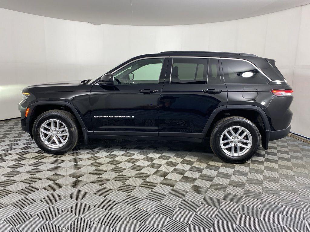 New 2025 Diamond Black Crystal Pearl-Coat Exterior Paint Jeep Laredo X image 5