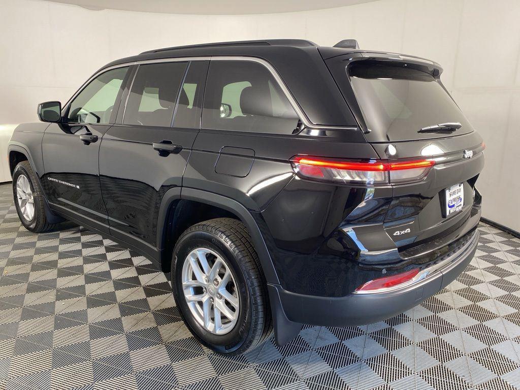 New 2025 Diamond Black Crystal Pearl-Coat Exterior Paint Jeep Laredo X image 6