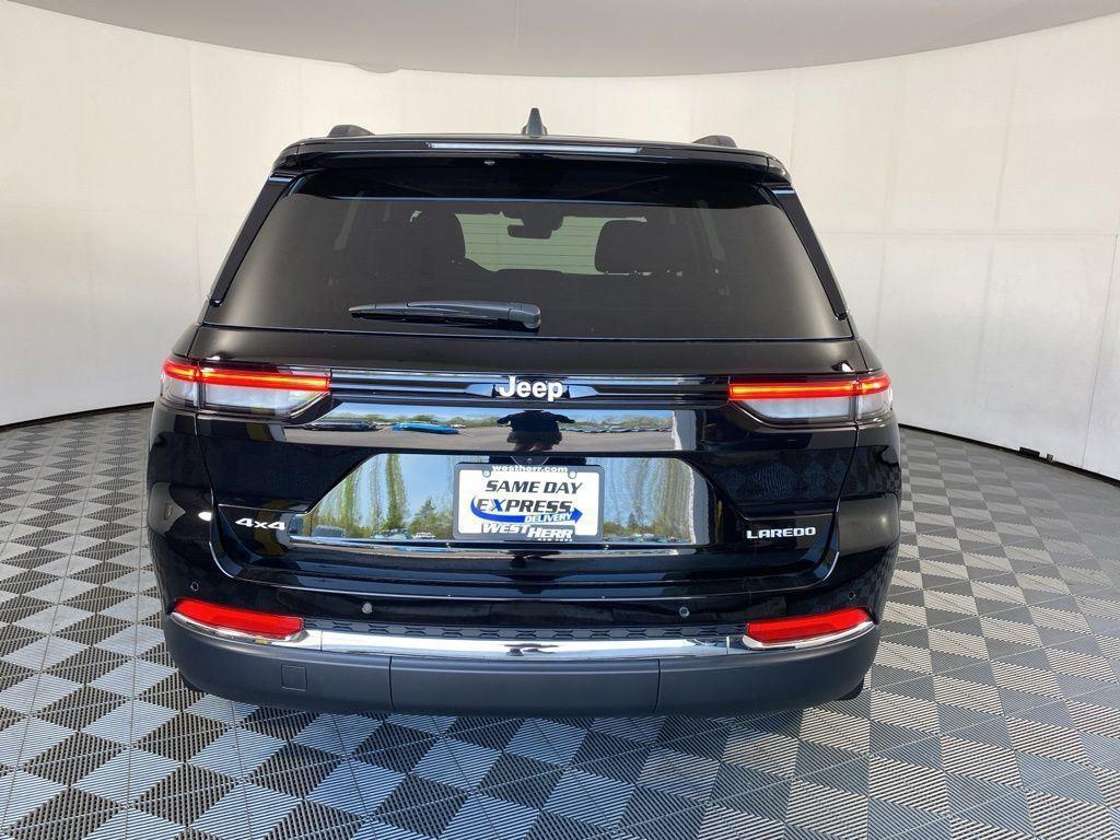 New 2025 Diamond Black Crystal Pearl-Coat Exterior Paint Jeep Laredo X image 7