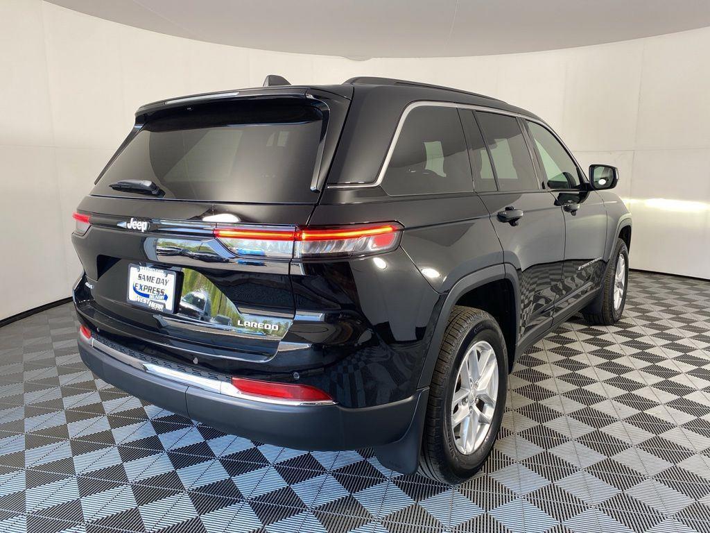 New 2025 Diamond Black Crystal Pearl-Coat Exterior Paint Jeep Laredo X image 10