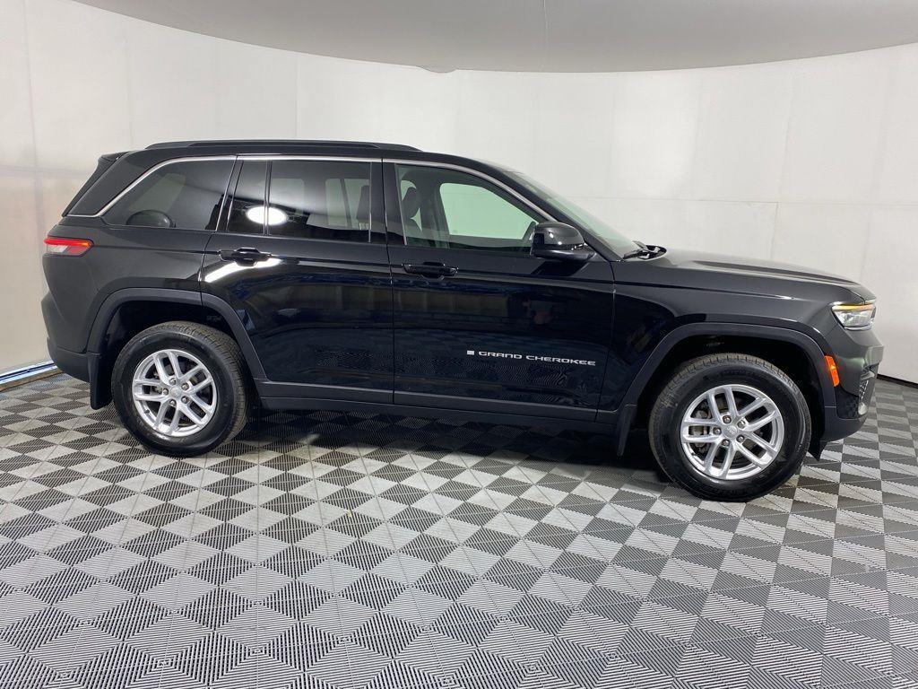 New 2025 Diamond Black Crystal Pearl-Coat Exterior Paint Jeep Laredo X image 11