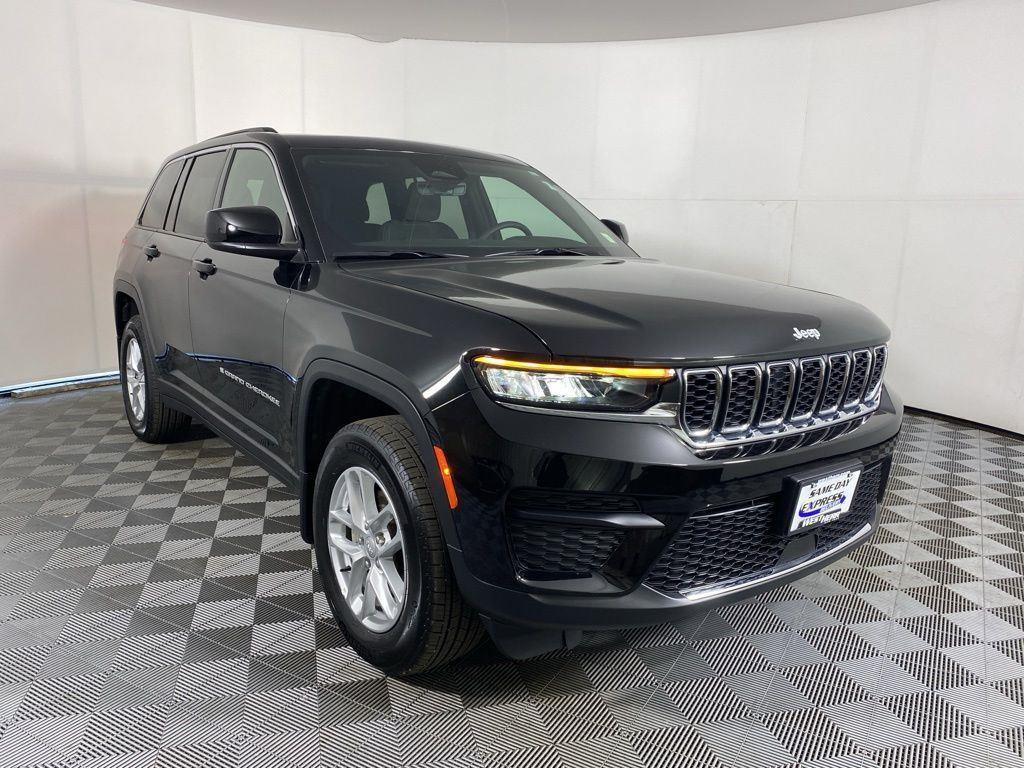 New 2025 Diamond Black Crystal Pearl-Coat Exterior Paint Jeep Laredo X image 12