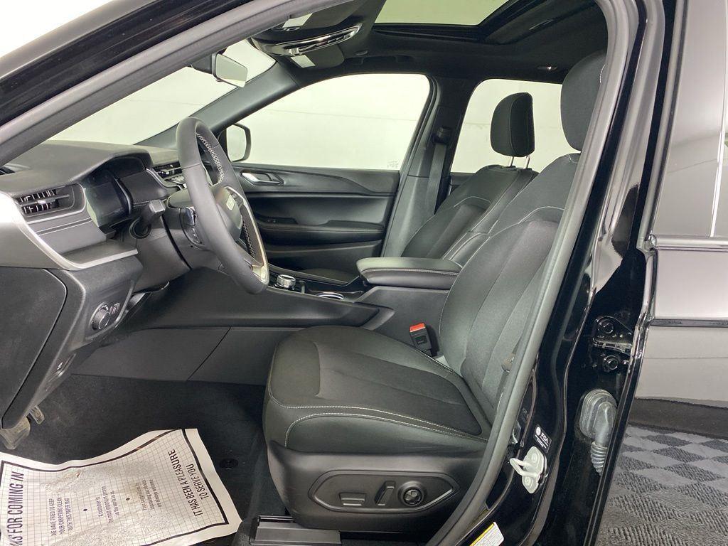 New 2025 Diamond Black Crystal Pearl-Coat Exterior Paint Jeep Laredo X image 14