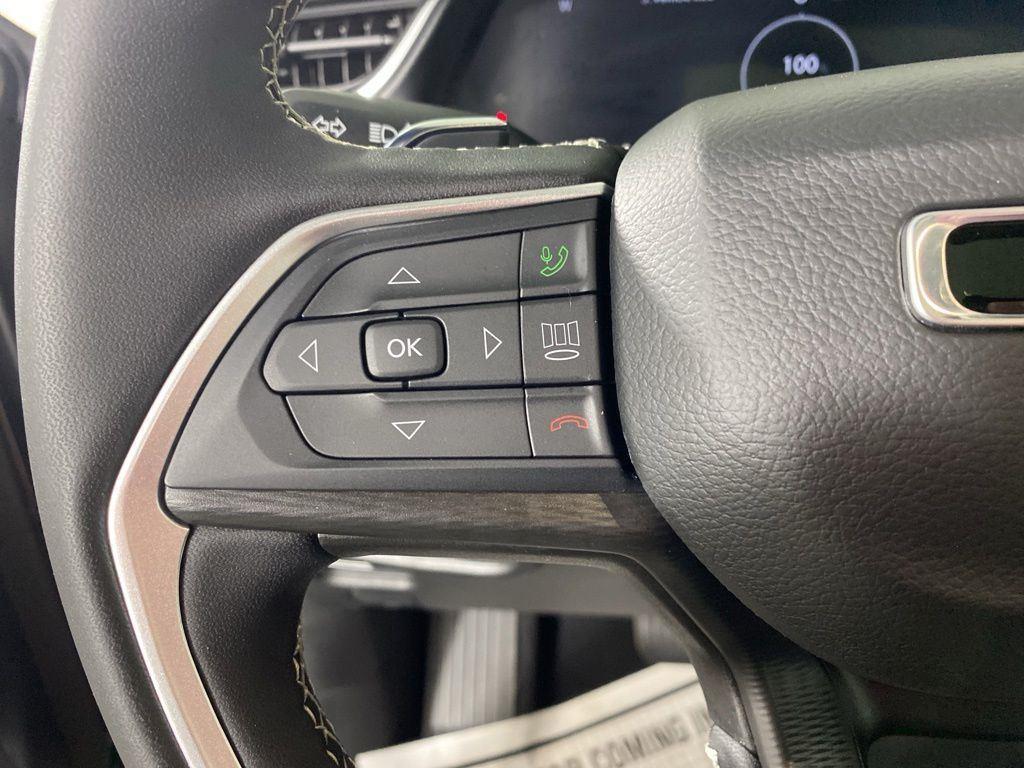 New 2025 Diamond Black Crystal Pearl-Coat Exterior Paint Jeep Laredo X image 17