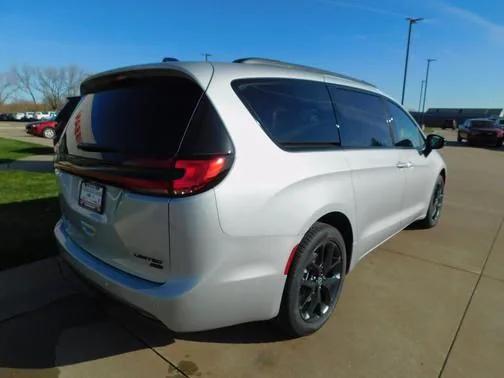 2026 Chrysler Pacifica Limited AWD