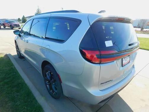 2026 Chrysler Pacifica Limited AWD