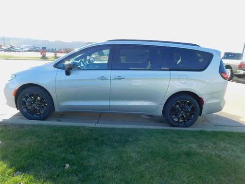 2026 Chrysler Pacifica Limited AWD