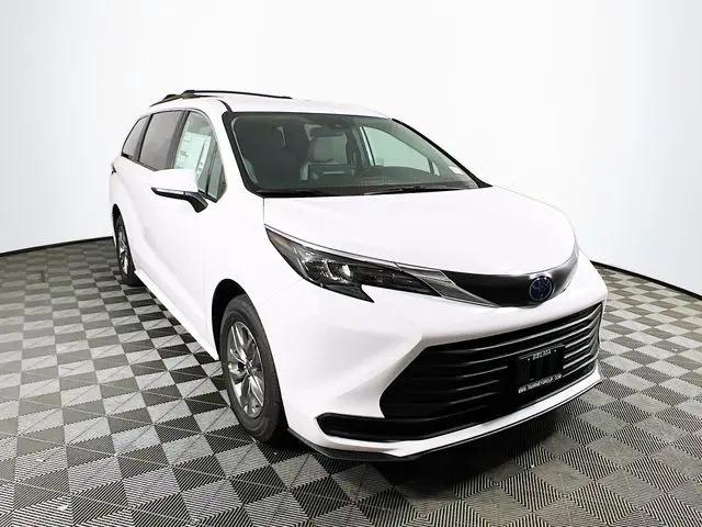 2025 Toyota Sienna LE for sale in Selma, CA