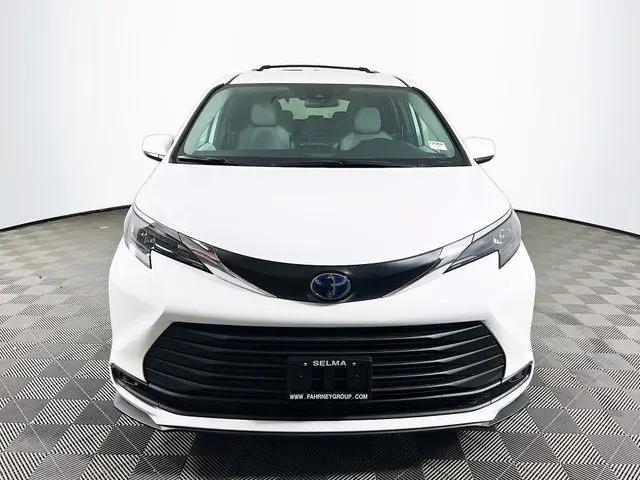 2025 Toyota Sienna LE