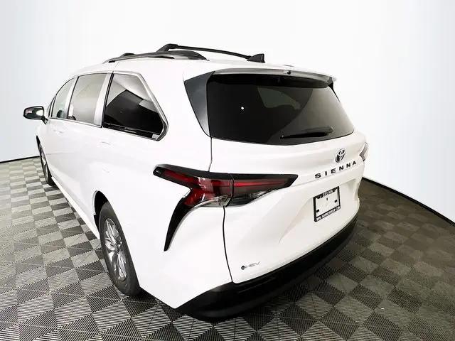 2025 Toyota Sienna LE