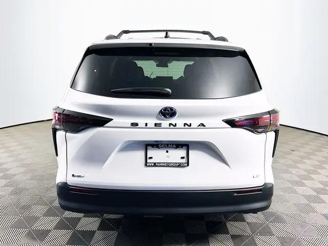 2025 Toyota Sienna LE