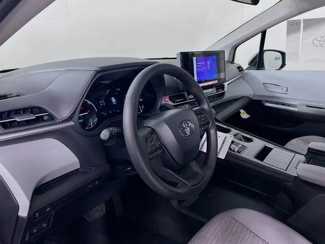 2025 Toyota Sienna LE