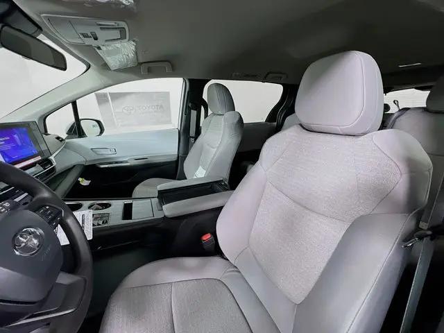 2025 Toyota Sienna LE
