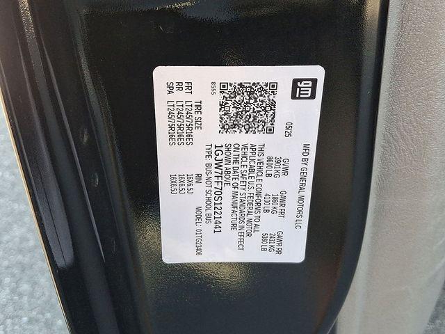 2025 GMC Savana Passenger RWD 2500 Regular Wheelbase LT