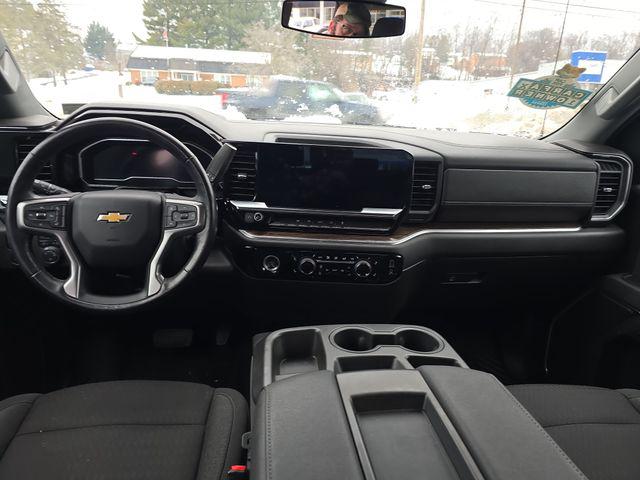 2022 Chevrolet Silverado 1500 4WD Double Cab Standard Bed LT with 2FT