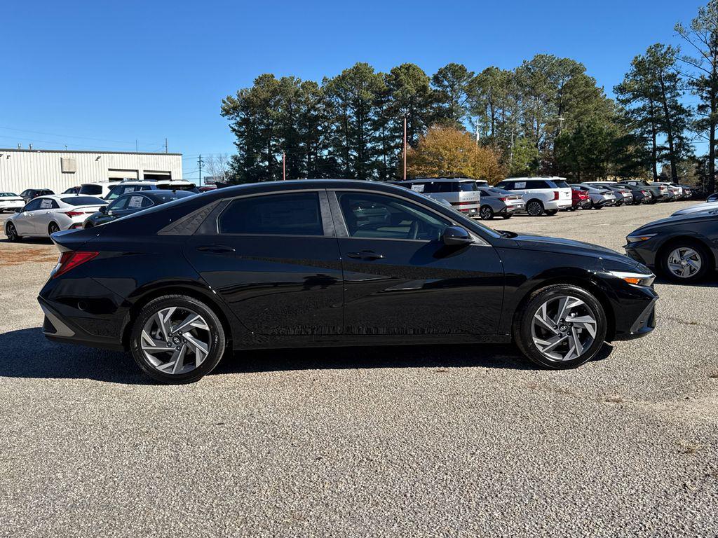 2025 Hyundai Elantra SEL Sport photo 3