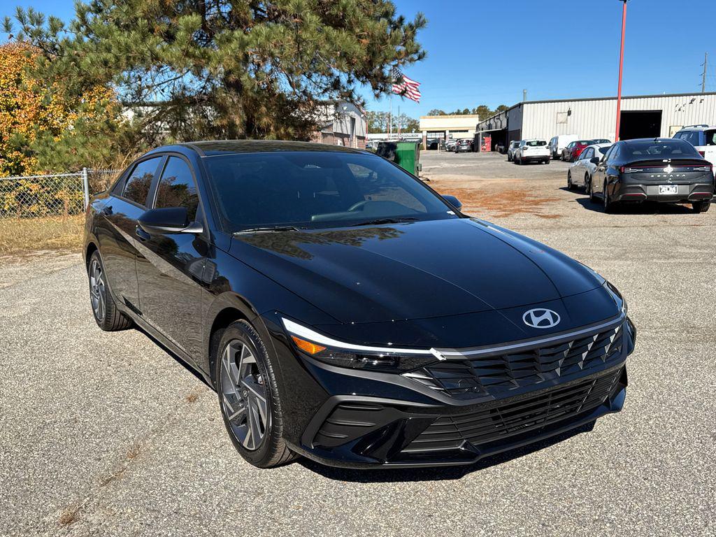 2025 Hyundai Elantra SEL Sport photo 4