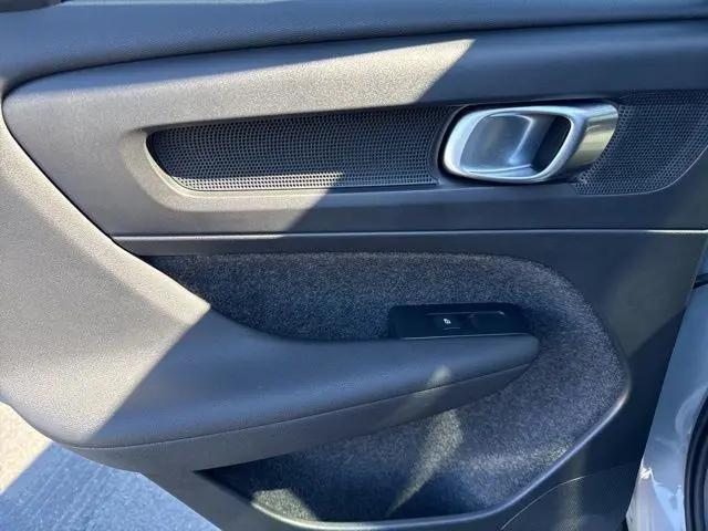 2026 Volvo XC40 Black Edition Ultra, B5 AWD Gas (mild hybrid)