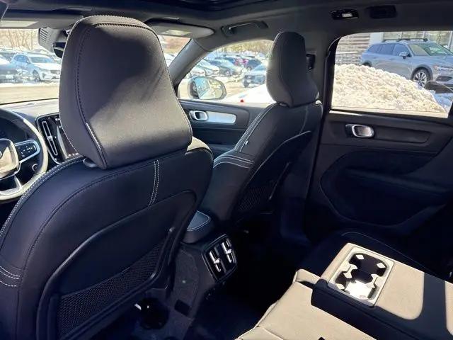 2026 Volvo XC40 Black Edition Ultra, B5 AWD Gas (mild hybrid)