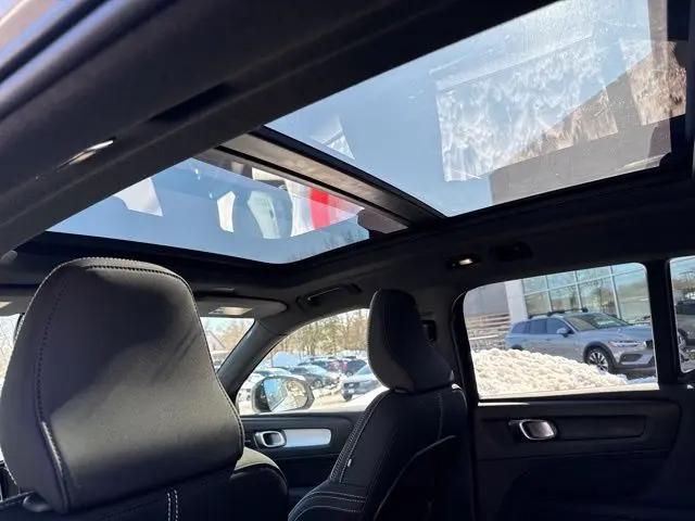 2026 Volvo XC40 Black Edition Ultra, B5 AWD Gas (mild hybrid)