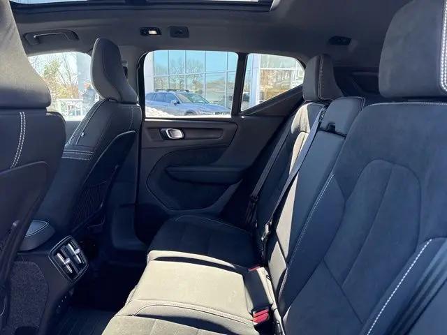 2026 Volvo XC40 Black Edition Ultra, B5 AWD Gas (mild hybrid)