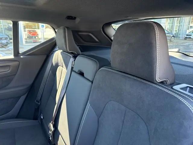 2026 Volvo XC40 Black Edition Ultra, B5 AWD Gas (mild hybrid)