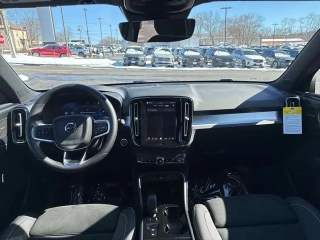 2026 Volvo XC40 Black Edition Ultra, B5 AWD Gas (mild hybrid)