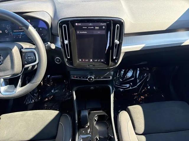2026 Volvo XC40 Black Edition Ultra, B5 AWD Gas (mild hybrid)