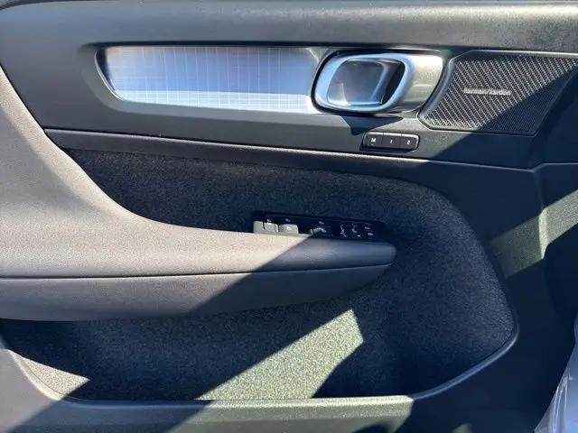 2026 Volvo XC40 Black Edition Ultra, B5 AWD Gas (mild hybrid)