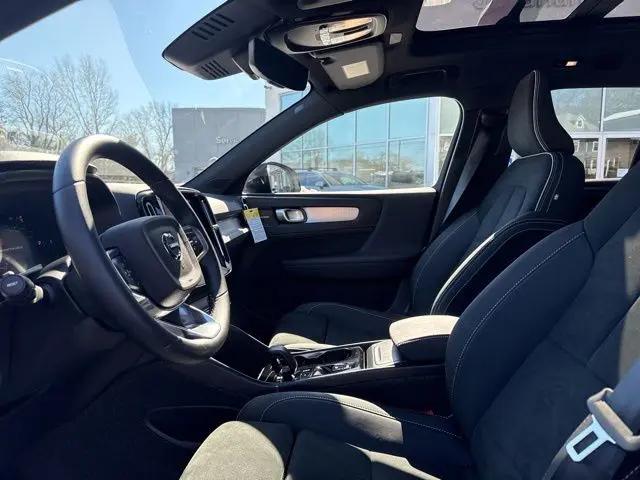 2026 Volvo XC40 Black Edition Ultra, B5 AWD Gas (mild hybrid)