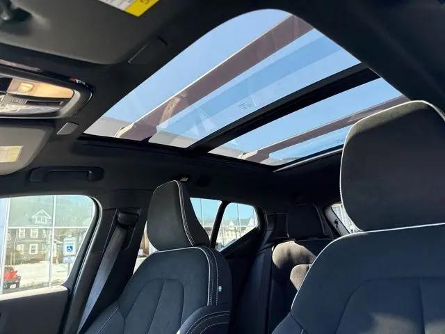 2026 Volvo XC40 Black Edition Ultra, B5 AWD Gas (mild hybrid)