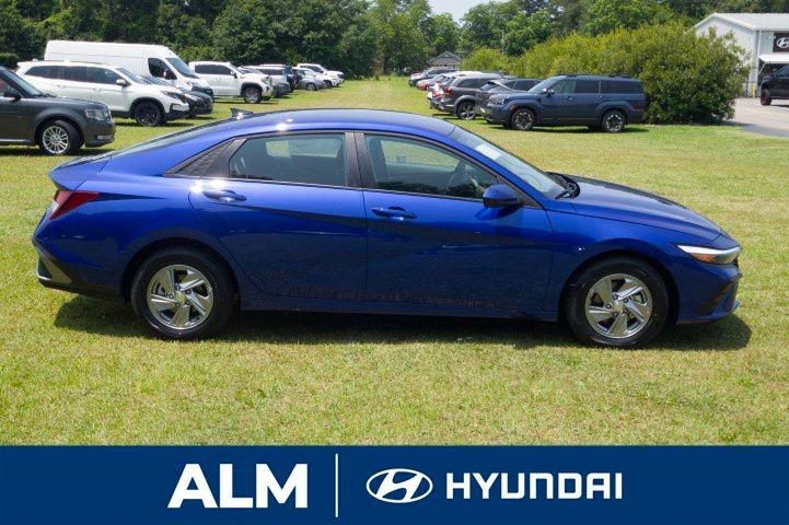 2025 Hyundai Elantra SE photo 4